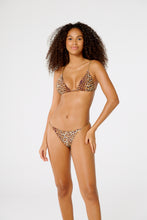 Carica l'immagine nel visualizzatore di Gallery, Model Front: Blueman Reggiseno Top Egito Fox Pintada