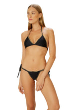 Carica l'immagine nel visualizzatore di Gallery, Model Front: Blueman Slip Bottom Preto Artesanato