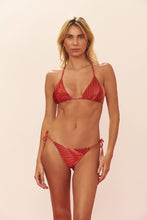 Carica l'immagine nel visualizzatore di Gallery, Model Front: Blueman Slip Bottom Guara Inside