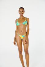 Carica l'immagine nel visualizzatore di Gallery, Model Front: Blueman Reggiseno Top Ubatuba Orquidario