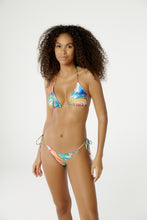 Carica l'immagine nel visualizzatore di Gallery, Model Front: Blueman Slip Bottom Tahiti Selvagem