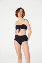 Carica l'immagine nel visualizzatore di Gallery, Model Front: Blueman Slip Bottom Gaya Buzios Crispy Preto