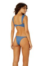 Carica l'immagine nel visualizzatore di Gallery, Model Back: Blueman Slip Bottom Jeans Passeio