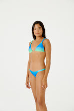 Carica l'immagine nel visualizzatore di Gallery, Model Front: Blueman Reggiseno Top Malibu Degrade Sky