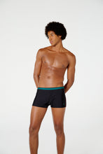 Carica l'immagine nel visualizzatore di Gallery, Model Front: Blueman Sunga / Boxer Sunga Berlim Malawi Preto