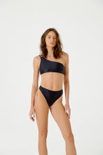 Carica l'immagine nel visualizzatore di Gallery, Model Front: Blueman Slip Bottom Ubatuba Preto