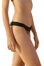 Carica l'immagine nel visualizzatore di Gallery, Image 02: Blueman Slip Bottom Matelasse Caramelo Preto