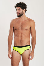 Carica l'immagine nel visualizzatore di Gallery, Model Front: Blueman Sunga / Boxer Sunga Miami Liso Verde