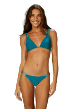 Carica l'immagine nel visualizzatore di Gallery, Model Front: Blueman Reggiseno Top Azul Ubatuba
