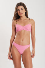Carica l'immagine nel visualizzatore di Gallery, Model Front: Blueman Slip Bottom Rosa Arriba