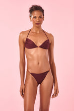 Carica l'immagine nel visualizzatore di Gallery, Model Front: Blueman Reggiseno Top Vinho Tahiti