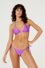 Carica l'immagine nel visualizzatore di Gallery, Model Front: Blueman Reggiseno Top Foam Dotted Roxo