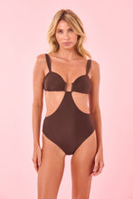 Carica l'immagine nel visualizzatore di Gallery, Model Front: Blueman Intero Marrom Quenia