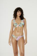 Carica l'immagine nel visualizzatore di Gallery, Model Front: Blueman Reggiseno Top Sum Pacifico Chic Universo Solar