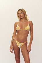 Carica l'immagine nel visualizzatore di Gallery, Model Front: Blueman Reggiseno Top Seiva-Doce-Amarela Inside-Double