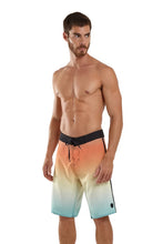 Carica l'immagine nel visualizzatore di Gallery, Model Front: Blueman Bermuda Da Surf Bermuda Maxi Vies Espirito Solar