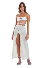 Carica l'immagine nel visualizzatore di Gallery, Model Front: Blueman Gonna Da Spiaggia Saia Transpasse Buzios Cru