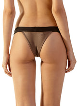 Carica l'immagine nel visualizzatore di Gallery, Model Back: Blueman Slip Bottom Matelasse Caramelo Preto