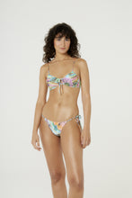 Carica l'immagine nel visualizzatore di Gallery, Model Front: Blueman Slip Bottom Bay Tahity Tie Universo Solar