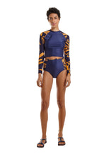 Carica l'immagine nel visualizzatore di Gallery, Model Front: Blueman Slip Bottom Board Bold Leafs