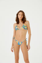 Carica l'immagine nel visualizzatore di Gallery, Model Front: Blueman Slip Bottom Bojo Tahiti Abacaxi