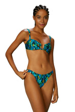 Carica l'immagine nel visualizzatore di Gallery, Model Front: Blueman Slip Bottom Fauna Guaruja-Coracao