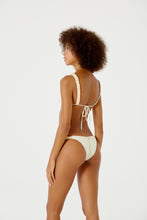 Carica l'immagine nel visualizzatore di Gallery, Model Back: Blueman Slip Bottom Malibu Bordado Off White
