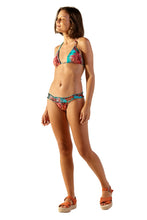 Carica l'immagine nel visualizzatore di Gallery, Model Front: Blueman Slip Bottom Mel Vanuatu