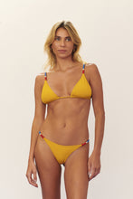 Carica l'immagine nel visualizzatore di Gallery, Model Front: Blueman Slip Bottom Seiva-Doce-Amarela Candy-Textura