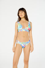 Carica l'immagine nel visualizzatore di Gallery, Model Front: Blueman Slip Bottom Sum New Pacifico 1972