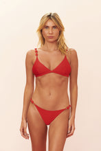 Carica l'immagine nel visualizzatore di Gallery, Model Front: Blueman Slip Bottom Vermelho Drops