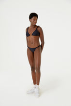 Carica l'immagine nel visualizzatore di Gallery, Model Front: Blueman Slip Bottom Zuma Liso Preto