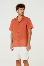 Carica l'immagine nel visualizzatore di Gallery, Model Front: Blueman Magliette Uomo Camisa Free Soft Marrom