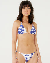 Carica l'immagine nel visualizzatore di Gallery, Gallery: Blueman Completo Foam Triangle Tahity Tie Cerise