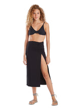 Carica l'immagine nel visualizzatore di Gallery, Model Front: Blueman Gonna Da Spiaggia Saia Mid Franzida Preto