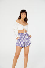 Carica l'immagine nel visualizzatore di Gallery, Model Front: Blueman Pantaloncini Da Spiaggia Short Curto Alfaiataria Tribal