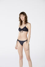 Carica l'immagine nel visualizzatore di Gallery, Model Front: Blueman Reggiseno Top Bay Liso Preto