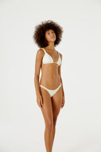 Carica l'immagine nel visualizzatore di Gallery, Model Front: Blueman Reggiseno Top Malibu Bordado Off White