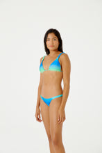 Carica l'immagine nel visualizzatore di Gallery, Model Front: Blueman Reggiseno Top Malibu Degrade Sky