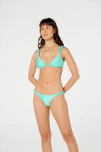 Carica l'immagine nel visualizzatore di Gallery, Model Front: Blueman Reggiseno Top Malibu Verde