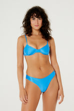 Carica l'immagine nel visualizzatore di Gallery, Model Front: Blueman Reggiseno Top Pepe Ariba Azul