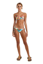 Carica l'immagine nel visualizzatore di Gallery, Model Front: Blueman Reggiseno Top Prainha Flower Power