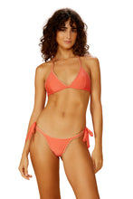 Carica l'immagine nel visualizzatore di Gallery, Model Front: Blueman Reggiseno Top Salmao Dance