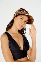 Carica l'immagine nel visualizzatore di Gallery, Model Front: Blueman Visiera Viseira Fuji Pintada