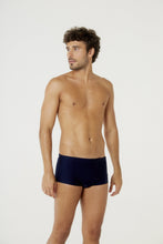 Carica l'immagine nel visualizzatore di Gallery, Model Front: Blueman Sunga / Boxer Sunga Berlim Liso Preto V24
