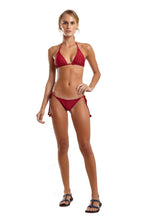 Carica l'immagine nel visualizzatore di Gallery, Model Front: Blueman Reggiseno Top Tahity Perola Vermelho
