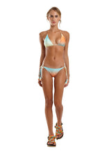Carica l'immagine nel visualizzatore di Gallery, Model Front: Blueman Slip Bottom Coracao Espirito Solar
