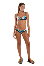 Carica l'immagine nel visualizzatore di Gallery, Model Front: Blueman Reggiseno Top Joy Cancun Tropical Mess
