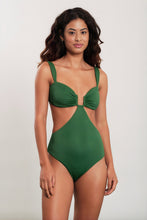 Carica l'immagine nel visualizzatore di Gallery, Model Front: Blueman Intero Green Textured Quenia

