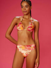 Carica l'immagine nel visualizzatore di Gallery, Model Front: Blueman Slip Bottom Delirium-Tropical Sunquine

